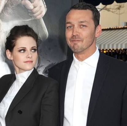 Kristen Stewart y el director Rupert Sanders en el estreno de 'Blancanieves y la leyenda del cazador', en mayo de 2012 en Los Ángeles. La actriz confesó que fue infiel a Pattinson con Sanders.