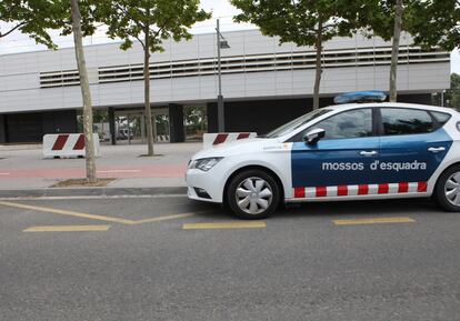 Un coche de los Mossos d'Esquadra, ante la comisaría de Cambrils.