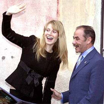 Gwyneth Paltrow, en Talavera de la Reina, junto con el alcalde, José Francisco Rivas.