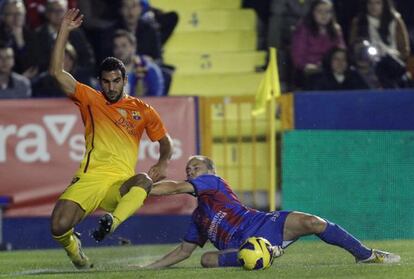 Barcelona&#039;s Mart&iacute;n Montoya Torralbo (l) duels for the ball with Levante&#039;s Juanlu G&oacute;mez during their La Liga match Sunday.
