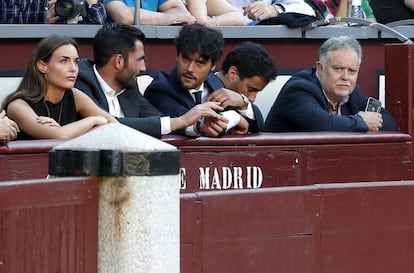 Miguel Abellán, en el centro, con corbata, y su antecesor, Manuel Ángel Fernández, a la derecha de la imagen.