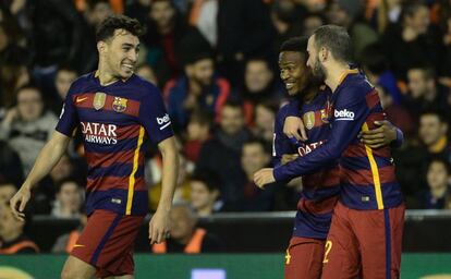 Kaptoum, en el centro, celebra su gol al Valencia con Munir y Aleix Vidal. 