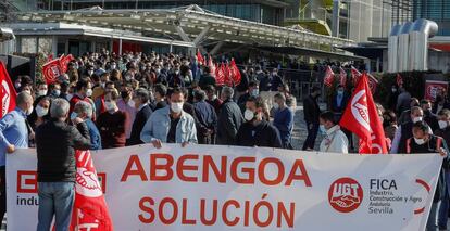 Trabajadores de Abengoa se manifiestan en la sede de la empresa, en Sevilla.