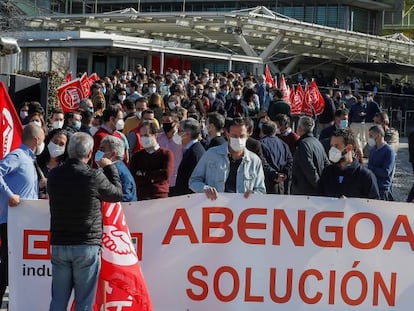 Trabajadores de Abengoa se manifiestan en la sede de la empresa, en Sevilla. 