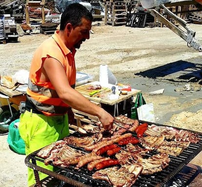 A Darío también le ha tocado pringar como cocinero