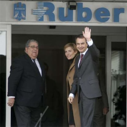 El presidente del Gobierno, con su esposa a la entrada de la clínica Ruber Internacional.