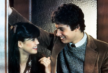 Phoebe Cates Kline alcanzó su pico de popularidad en el Hollywood de los años ochenta gracias a sus interpretaciones en ‘Paradise’ (1982), ‘Aquel excitante curso’ (1982) y ‘Gremlins’ (1984). Pero tras su matrimonio con el también actor Kevin Kline y el nacimiento de sus dos hijos, Owen y Greta (en 1991 y 1994, respectivamente), comenzó a alejarse de la industria del cine. Desde 2005 está enfocada en su tienda de moda, Blue Tree, cerca de su domicilio en el Upper East Side de Nueva York. También está vinculada a varias causas benéficas y es portavoz de la lucha contra la diabetes juvenil. Su única reaparición fue en 2015, cuando puso la voz de Kate Beringer (su personaje en ‘Gremlins’) en el videojuego ‘Lego Dimensions’.