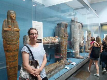 Marie Vandenbeusch, en la sala del British Museum donde se encuentra la momia.