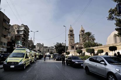 Ambulancias y fuerzas de seguridad en el exterior de la catedral copta de San Marcos en El Cairo, tras la explosión.