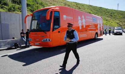 L'autobús d'Hazte Oír immobilitzat a Martorell.