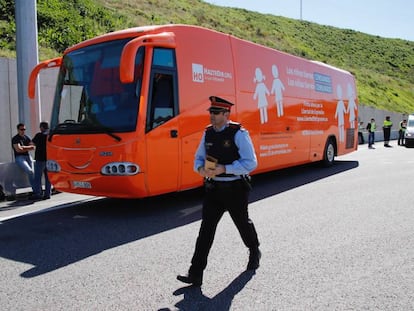 L'autobús d'Hazte Oír immobilitzat a Martorell.