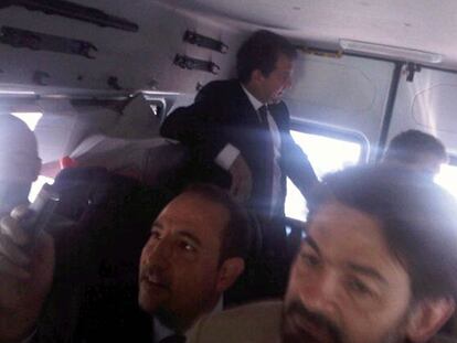 Diputados catalanes dentro de un furgón policial, camino del Parlamento. La fotografía está recogida del Facebook de Joan Laporta (al fondo).