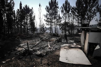 Una casa destruida por las llamas en la zona de Relva, este domingo. 