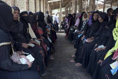 Un grupo de mujeres rohinyás recién huidos a Bangladés desde Myanmar espera en el centro de tránsito de Acnur en el campo de Kutupalong.