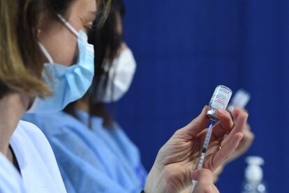 Personal médico prepara dosis de Moderna contra la covid este martes en un centro de París.