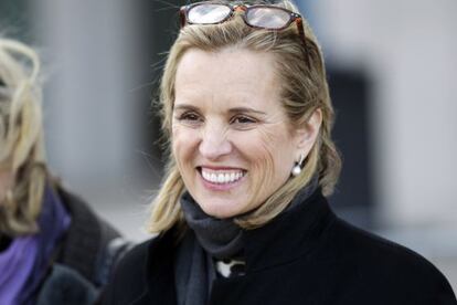 Kerry Kennedy sale del tribunal en Nueva York.