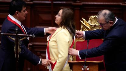 Dina Boluarte recibe la banda presidencial en su juramento ante el Congreso como nueva presidenta de Perú