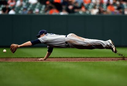 Chase Headley de los San Diego Padres trata de atrapar la pelota durante el partido de beisbol ante los Baltimore Orioles, en Baltimore.