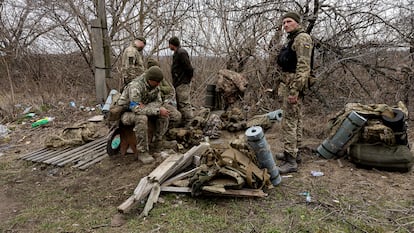 Cuatro soldados, en las inmediaciones de la ciudad ucrania de Kramatorsk.