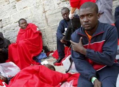 Los inmigrantes llegados hoy a Cádiz son atendidos en el puerto.