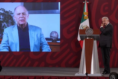 López Obrador muestra un video de Enrique Krauze en su conferencia Mañanera.