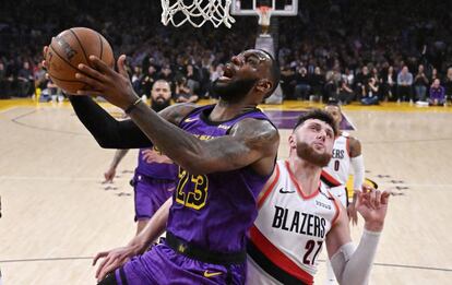 LeBron supera a Nurkic en el Lakers-Portland.