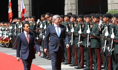 Pe&ntilde;a Nieto y Harper, durante la ceremonia de bienvenida en Palacio Nacional.