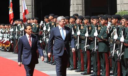 Peña Nieto y Harper, durante la ceremonia de bienvenida en Palacio Nacional.