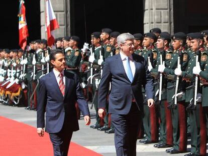 Pe&ntilde;a Nieto y Harper, durante la ceremonia de bienvenida en Palacio Nacional.