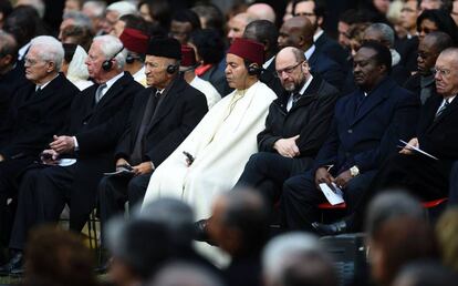 El hermano del rey Mohamed VI, el príncipe Mulay Rachid (de blanco, centro de la foto), durante el funeral por Mário Soares en Lisboa.