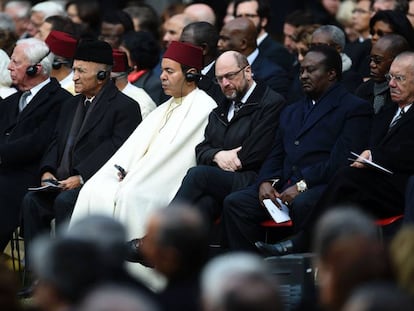 El hermano del rey Mohamed VI, el príncipe Mulay Rachid (de blanco, centro de la foto), durante el funeral por Mário Soares en Lisboa.