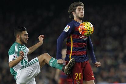 El centrocampista del FC Barcelona Sergi Roberto (d) intenta controlar un balón ante el mediapunta del Real Betis Balompié Dani Ceballos (i).