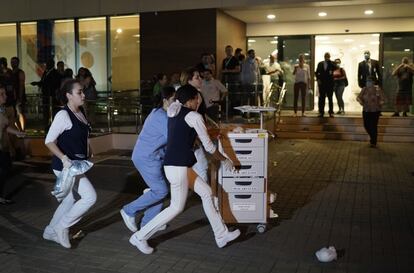 Enfermeiras retiram material hospitalar em chamas, na zona norte do Rio de Janeiro. A unidade pegou fogo no final da tarde desta quinta-feira. Após o incêndio ter sido controlado, a maior preocupação foi com a remoção dos pacientes graves, que não puderam ser retirados de imediato, pois estavam em Centros de Tratamento Intensivo (CTIs).