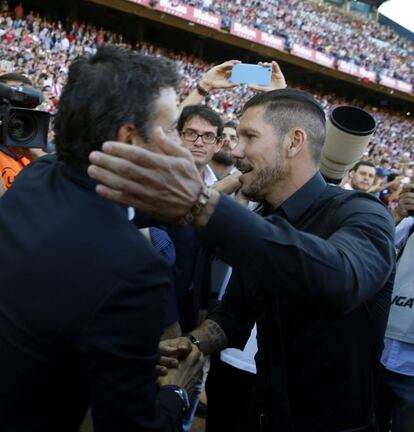 Simeone saluda Luis Enrique.