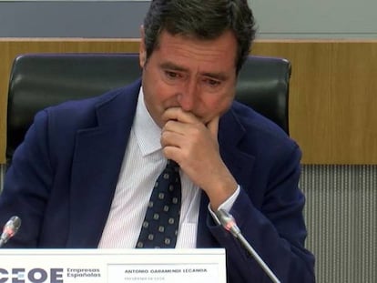 Antonio Garamendi, presidente de la CEOE, visiblemente emocionado durante la Asamblea General de la organización.