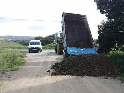 An access road to Setenil de las Bodegas, in Cádiz, is deliberately closed off.