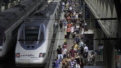 Pasajeros y trenes en la estación de tren de Santa Justa en Sevilla