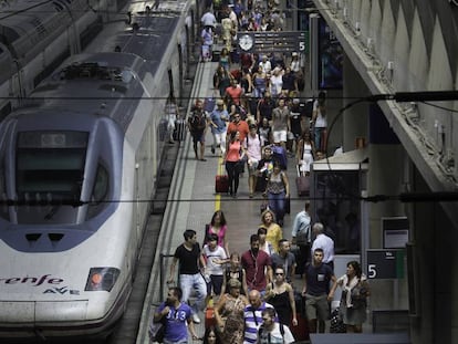 Pasajeros y trenes en la estación de tren de Santa Justa en Sevilla