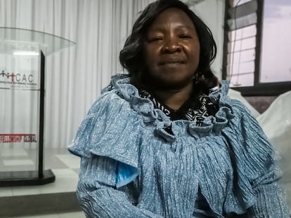 Retrato de Jacinta Nzilani, quien afirma que, por declararse lesbiana, ha sufrido todo tipo de humillaciones y abusos, el 20 de julio de 2025 en la iglesia Cosmopolitan Affirming Church (CAC) de Nairobi, Kenia.