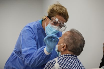 Realización de una prueba PCR en el Centro Cultural Lope de Vega, este martes.