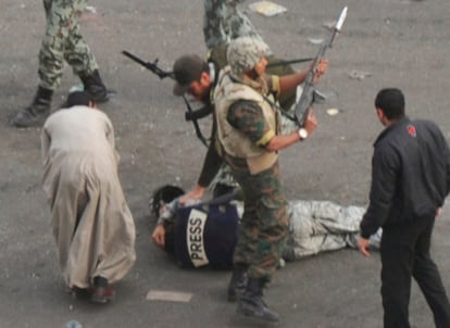 Soldados atienden a un periodista tras ser resultar herido por seguidores pro-Mubarak.