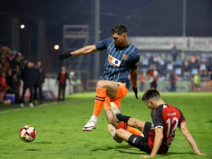 Carús, del Arosa, disputa un balón ante el delantero ucraniano Yaremchuk, autor del gol del triunfo del Valencia.