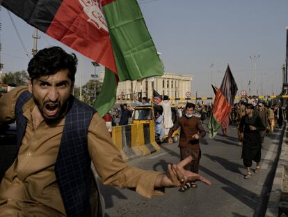 Manifestantes portan en Kabul la bandera tricolor del país en protesta por la llegada de los talibanes.