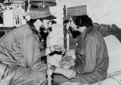 Fidel Castro, con 33 años, y Ernesto 'Che' Guevara, en 1959 en La Habana.