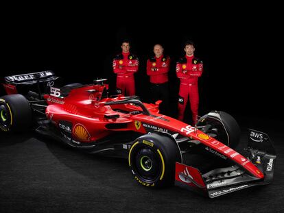 Carlos Sainz, Frederic Vasseur y Charles Leclerc junto al nuevo SF-23 de Ferrari para la próxima temporada.