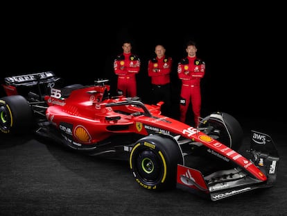 Carlos Sainz, Frederic Vasseur y Charles Leclerc junto al nuevo SF-23 de Ferrari para la próxima temporada.