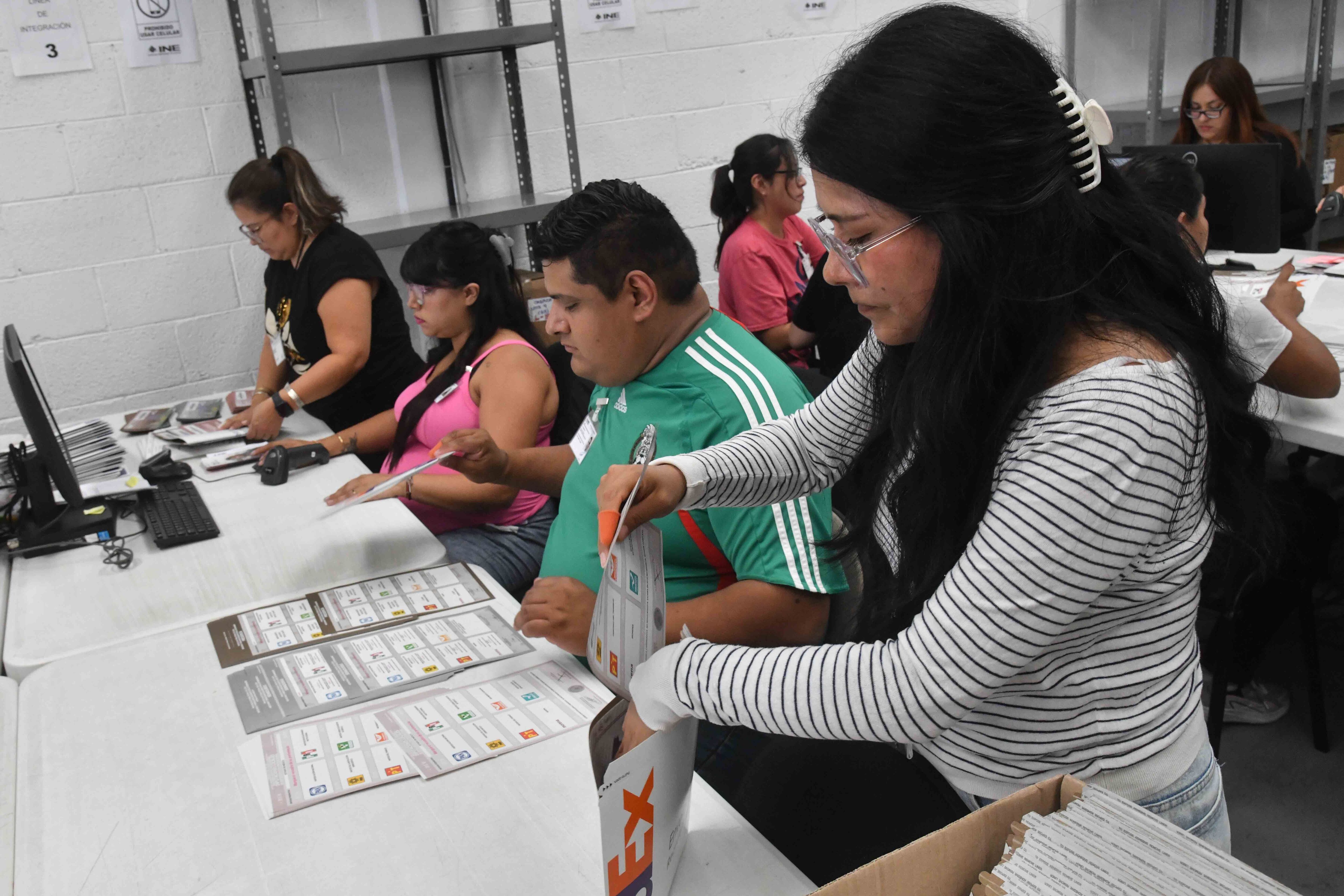 Trabajadoras del INE preparan los Paquetes Electorales Postales que mexicanos en el extranjero recibirán para el ejercicio de su voto en el proceso electoral 2024 en la modalidad postal, el 2 de mayo de 2024. 