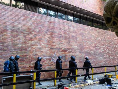 O pessoal do Escritório de Eliminação de Artefatos Explosivos da Policial de Hong Kong (EOD) busca explosivos e produtos químicos na Universidade Politécnica de Hong Kong, o 28 de novembro.