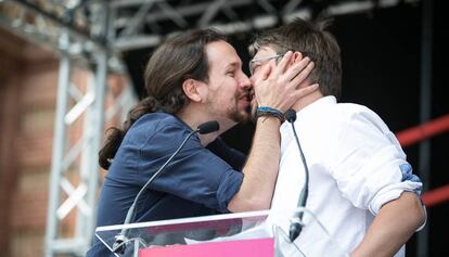 Pablo Iglesias i Xavier Domènech es tornen a fer un petó.