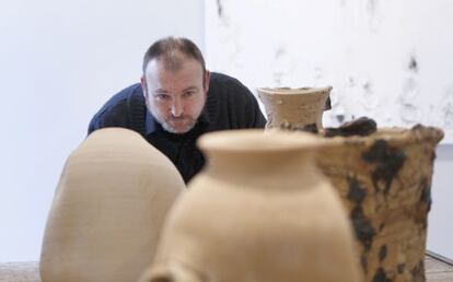 Miquel Barcel&oacute;, ayer, ante sus trabajos en terracota en la galer&iacute;a Elvira Gonz&aacute;lez. 